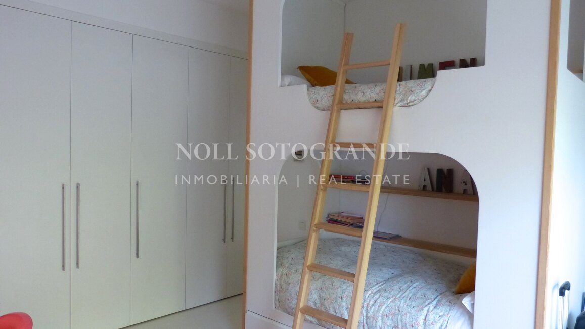 Moderne Erdgeschosswohnung in Pologardens Sotogrande zu vermieten.