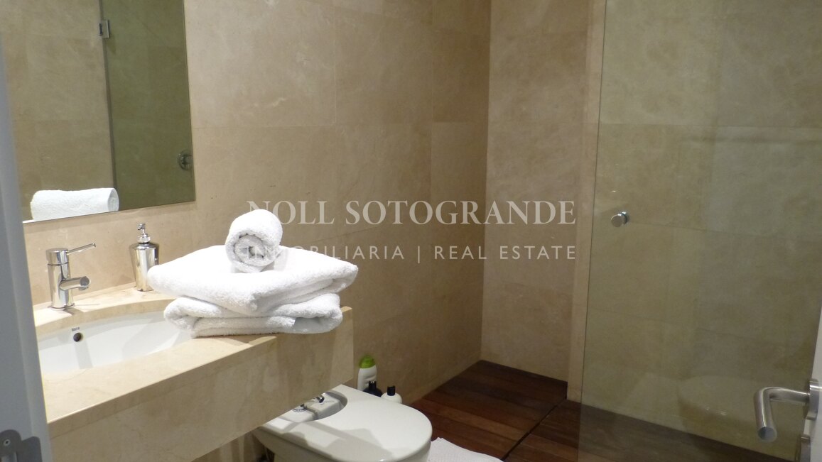 Moderne Erdgeschosswohnung in Pologardens Sotogrande zu vermieten.