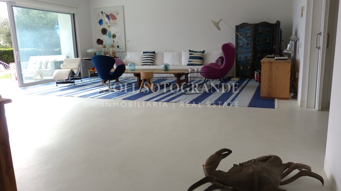 Moderne Erdgeschosswohnung in Pologardens Sotogrande zu vermieten.