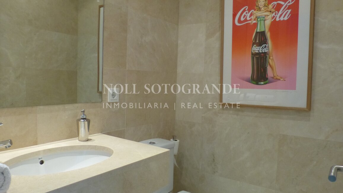 Moderne Erdgeschosswohnung in Pologardens Sotogrande zu vermieten.