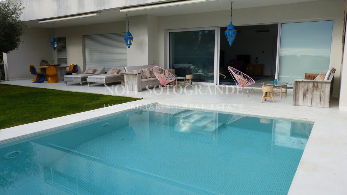 Moderne Erdgeschosswohnung in Pologardens Sotogrande zu vermieten.