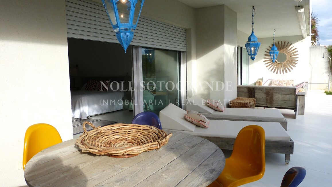 Moderne Erdgeschosswohnung in Pologardens Sotogrande zu vermieten.