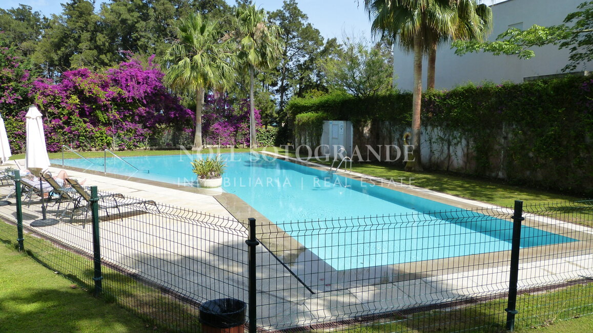 Moderne Erdgeschosswohnung in Pologardens Sotogrande zu vermieten.