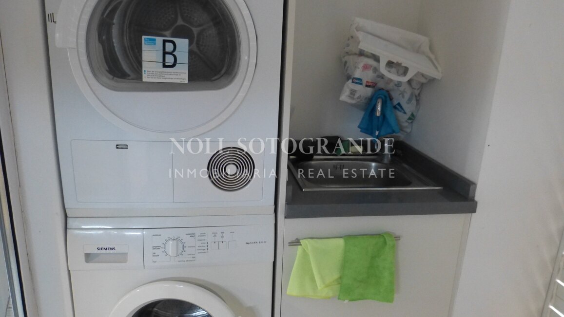 Moderne Erdgeschosswohnung in Pologardens Sotogrande zu vermieten.