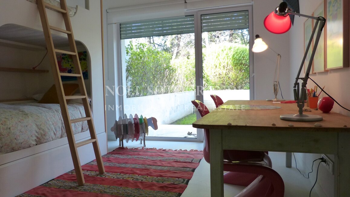 Moderne Erdgeschosswohnung in Pologardens Sotogrande zu vermieten.