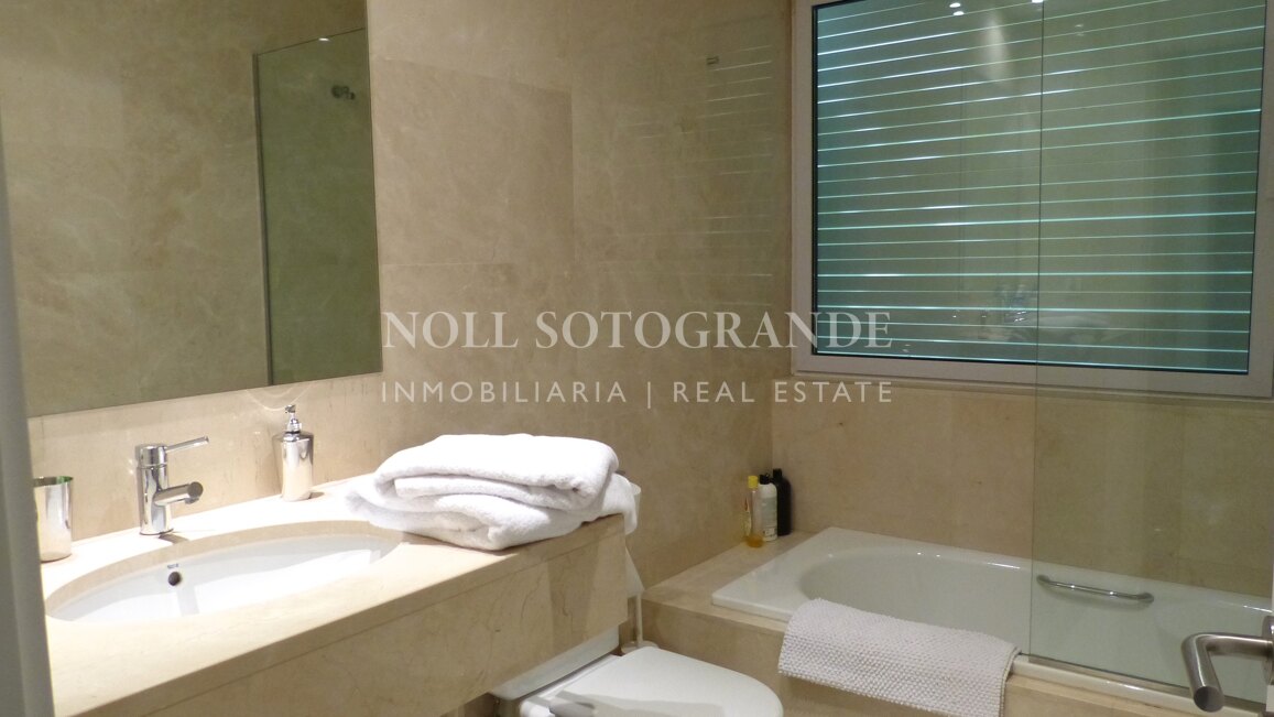 Moderne Erdgeschosswohnung in Pologardens Sotogrande zu vermieten.