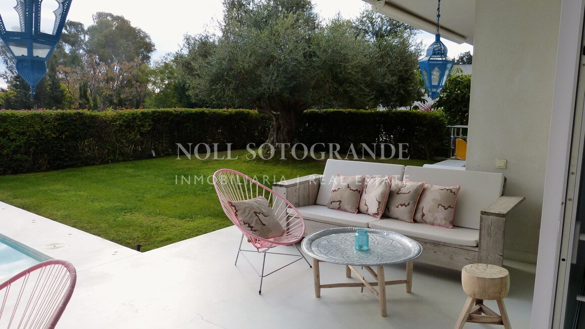 Moderne Erdgeschosswohnung in Pologardens Sotogrande zu vermieten.