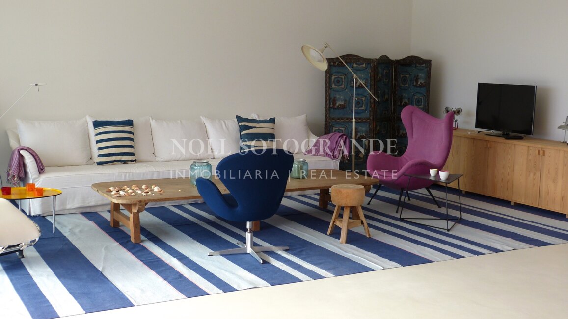 Moderne Erdgeschosswohnung in Pologardens Sotogrande zu vermieten.