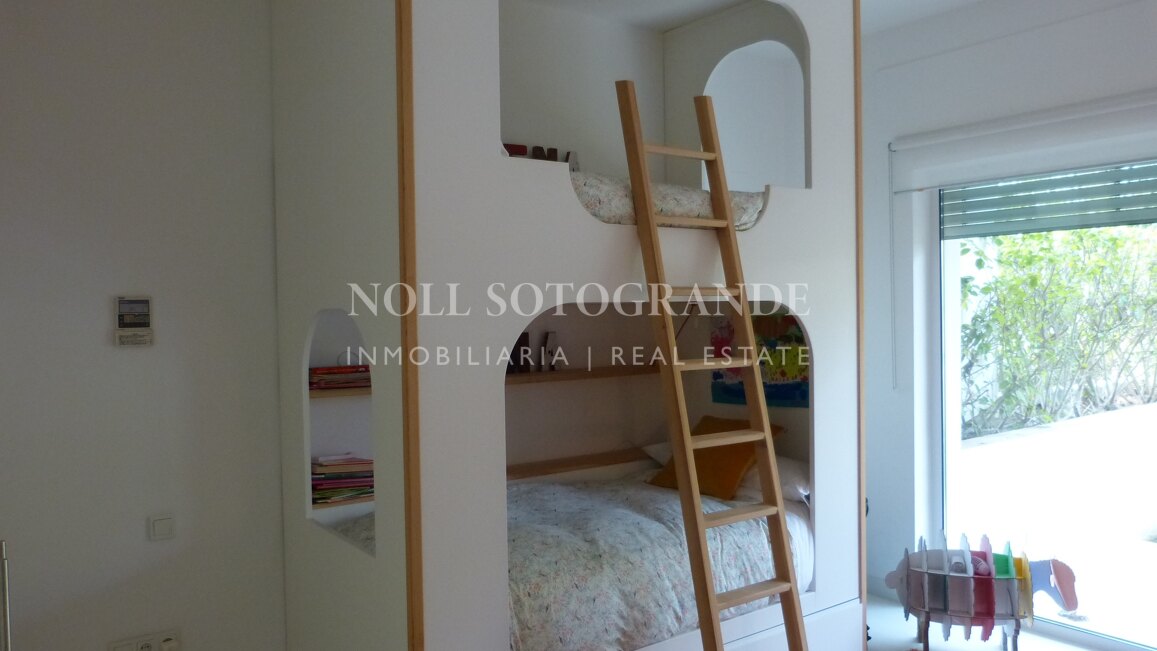 Moderne Erdgeschosswohnung in Pologardens Sotogrande zu vermieten.