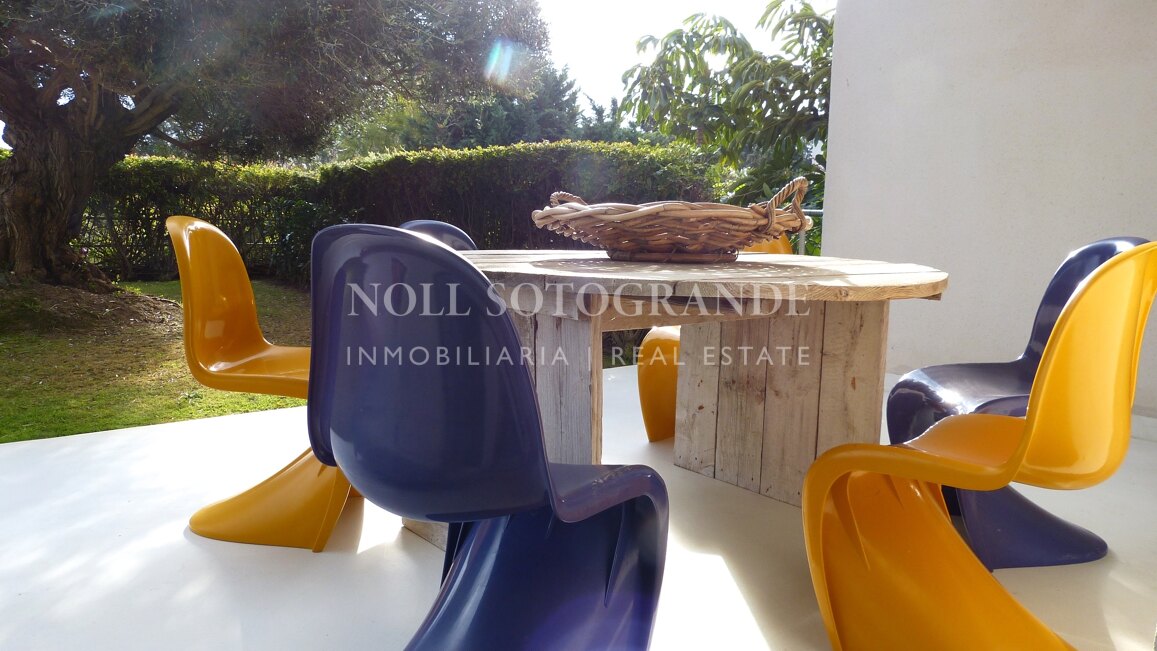 Moderne Erdgeschosswohnung in Pologardens Sotogrande zu vermieten.