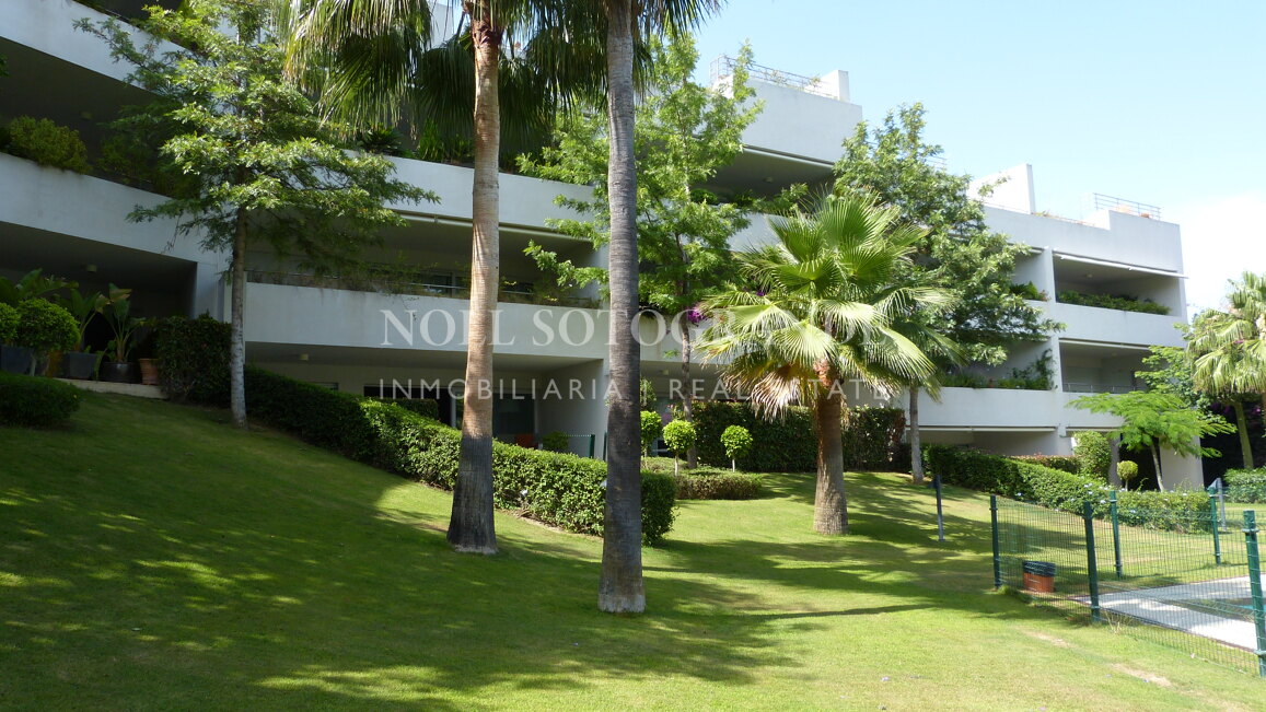 Moderne Erdgeschosswohnung in Pologardens Sotogrande zu vermieten.