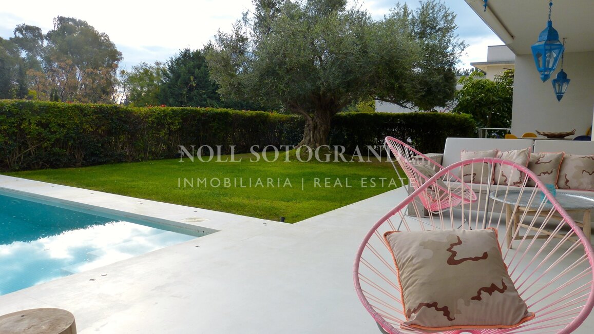 Moderne Erdgeschosswohnung in Pologardens Sotogrande zu vermieten.