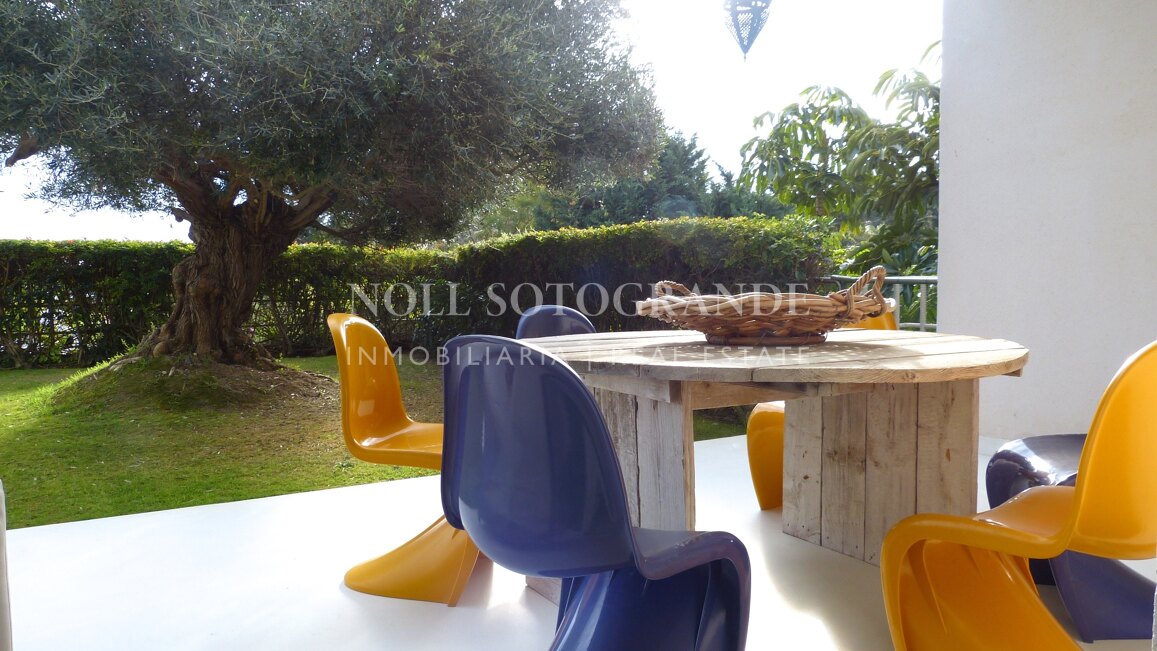 Moderne Erdgeschosswohnung in Pologardens Sotogrande zu vermieten.