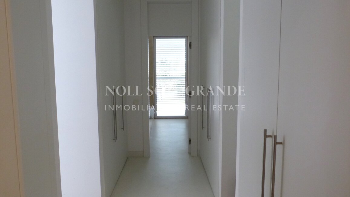 Moderne Erdgeschosswohnung in Pologardens Sotogrande zu vermieten.