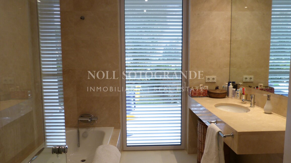 Moderne Erdgeschosswohnung in Pologardens Sotogrande zu vermieten.