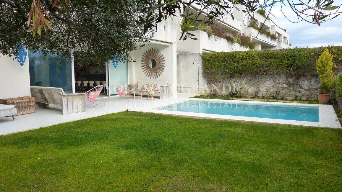 Moderne Erdgeschosswohnung in Pologardens Sotogrande zu vermieten.