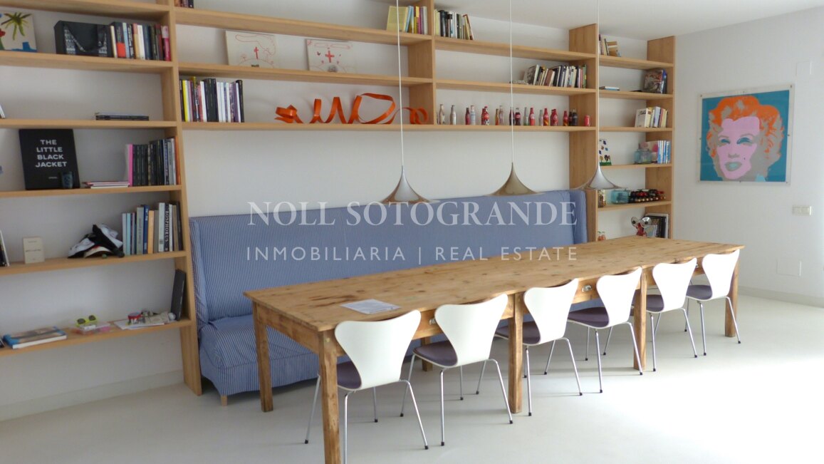 Moderne Erdgeschosswohnung in Pologardens Sotogrande zu vermieten.