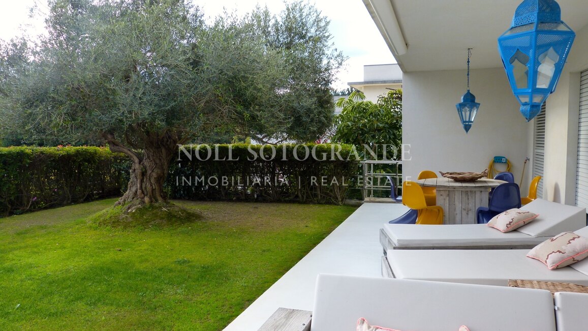 Moderne Erdgeschosswohnung in Pologardens Sotogrande zu vermieten.