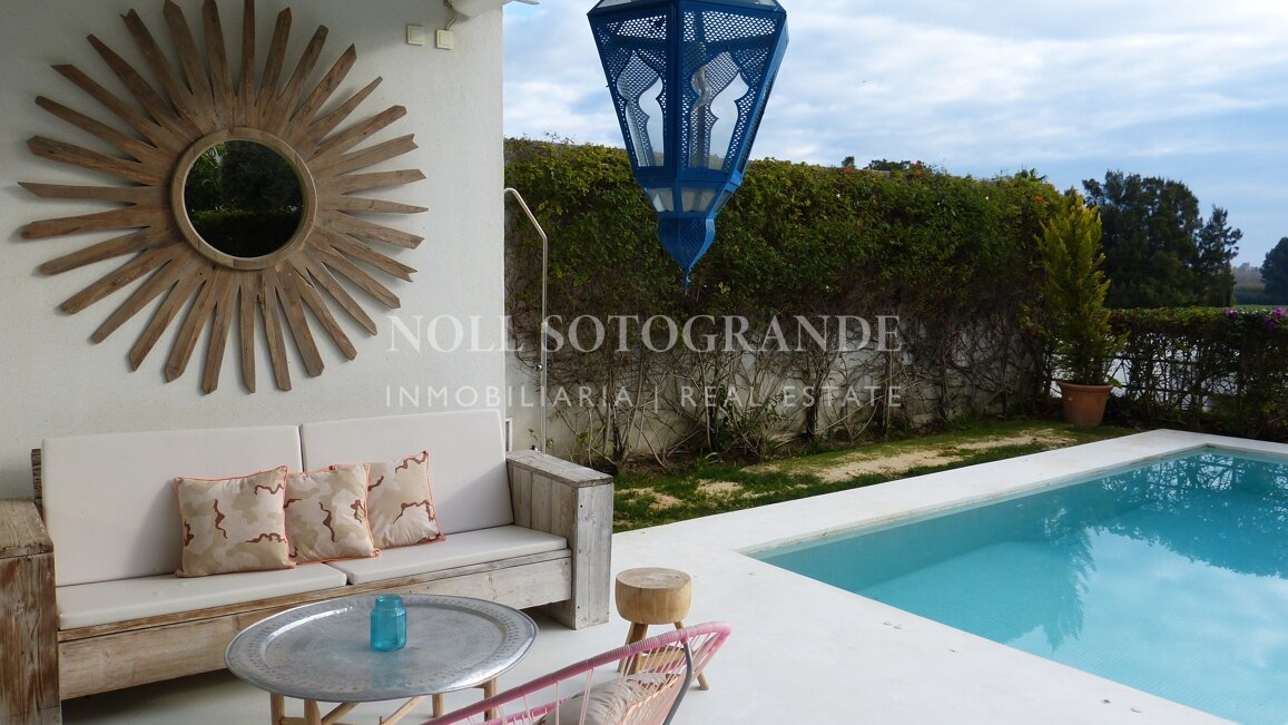 Moderne Erdgeschosswohnung in Pologardens Sotogrande zu vermieten.