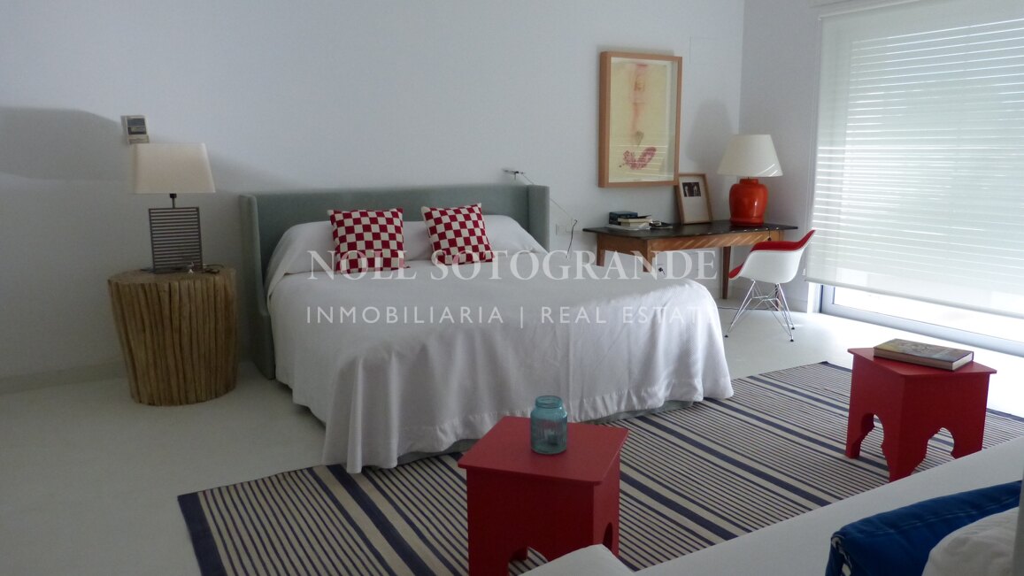 Moderne Erdgeschosswohnung in Pologardens Sotogrande zu vermieten.