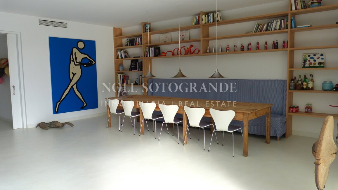 Moderne Erdgeschosswohnung in Pologardens Sotogrande zu vermieten.