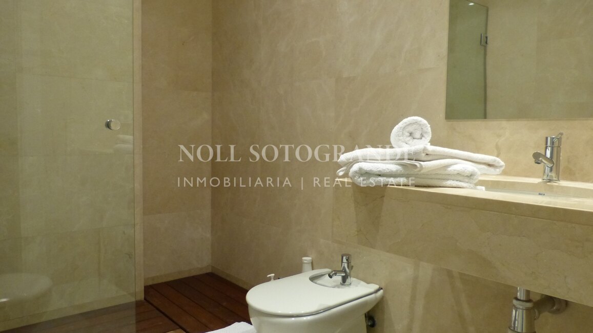 Moderne Erdgeschosswohnung in Pologardens Sotogrande zu vermieten.