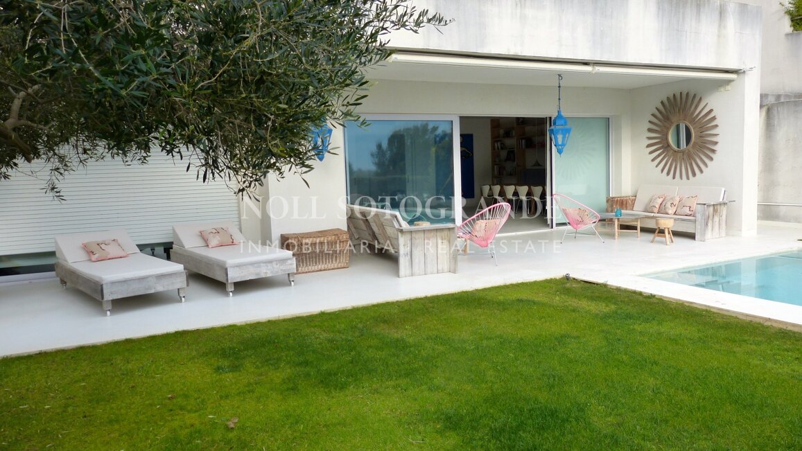 Moderne Erdgeschosswohnung in Pologardens Sotogrande zu vermieten.