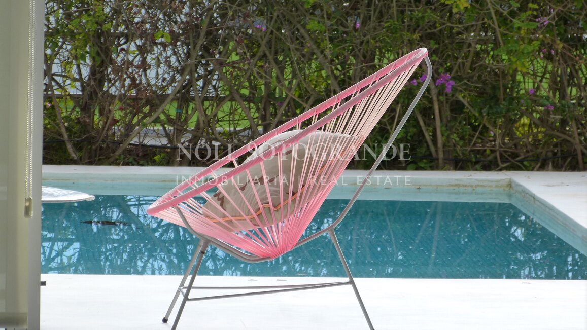 Moderne Erdgeschosswohnung in Pologardens Sotogrande zu vermieten.