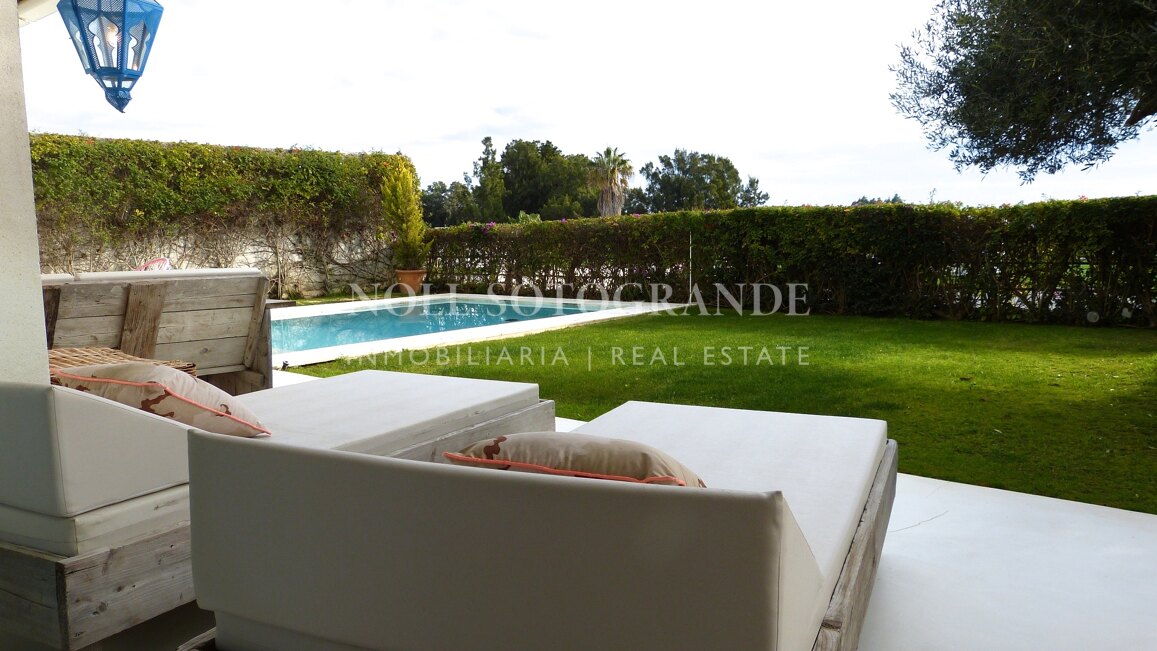 Moderne Erdgeschosswohnung in Pologardens Sotogrande zu vermieten.