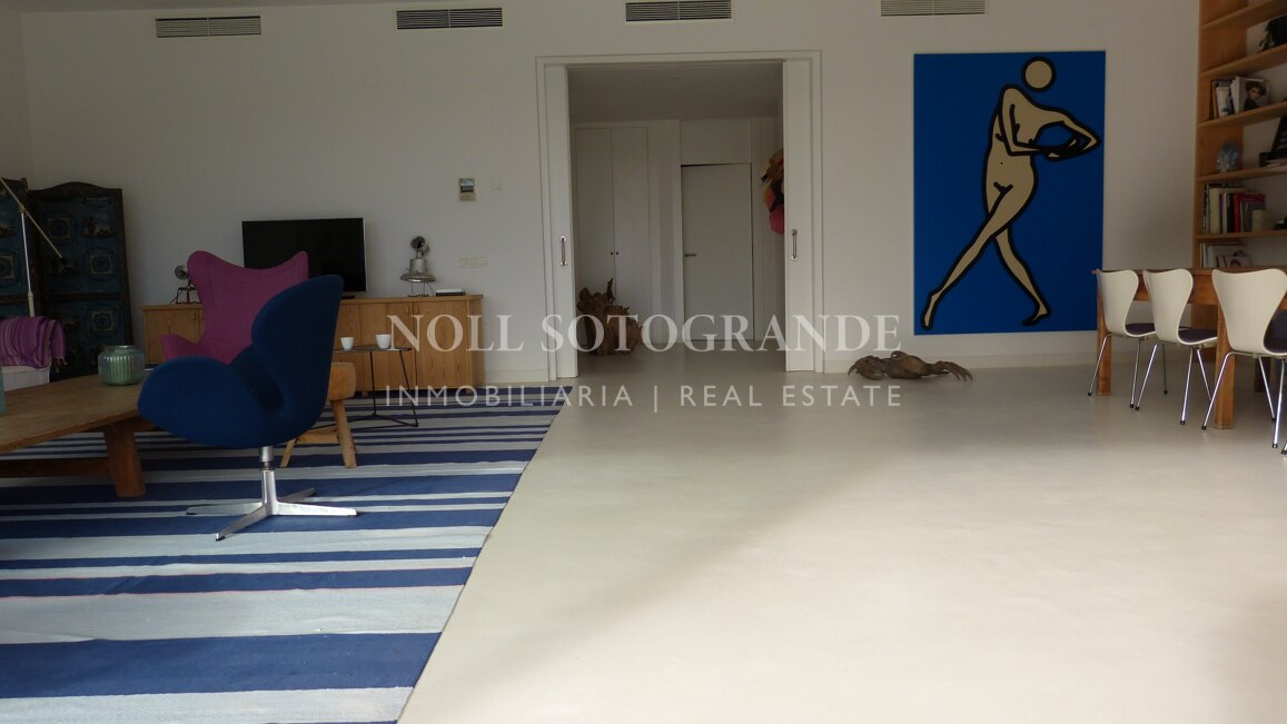 Moderne Erdgeschosswohnung in Pologardens Sotogrande zu vermieten.