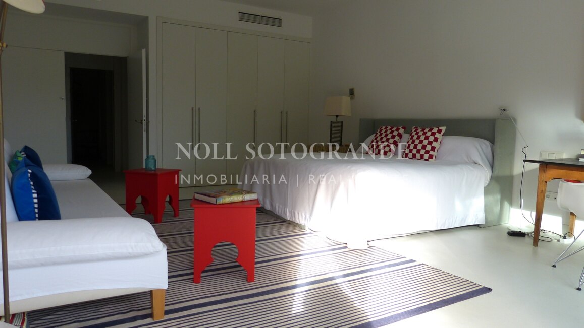 Moderne Erdgeschosswohnung in Pologardens Sotogrande zu vermieten.