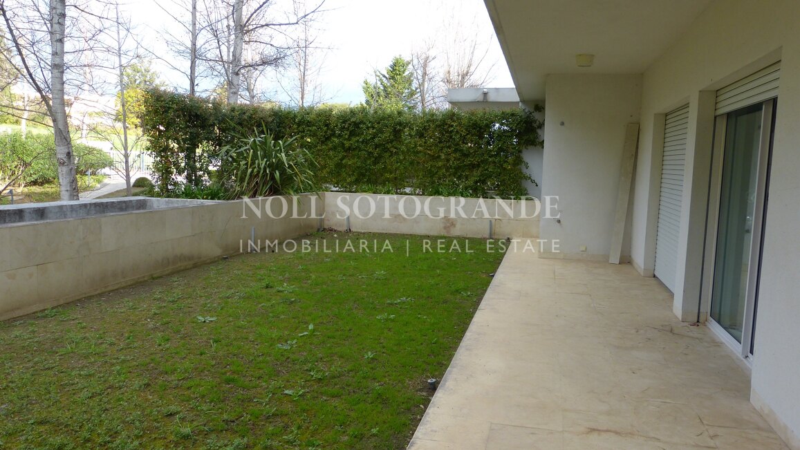 Moderne Erdgeschosswohnung in Pologardens Sotogrande zu vermieten.