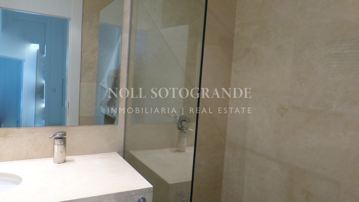 Moderne Erdgeschosswohnung in Pologardens Sotogrande zu vermieten.