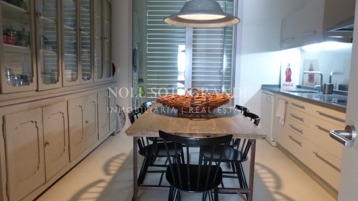 Moderne Erdgeschosswohnung in Pologardens Sotogrande zu vermieten.