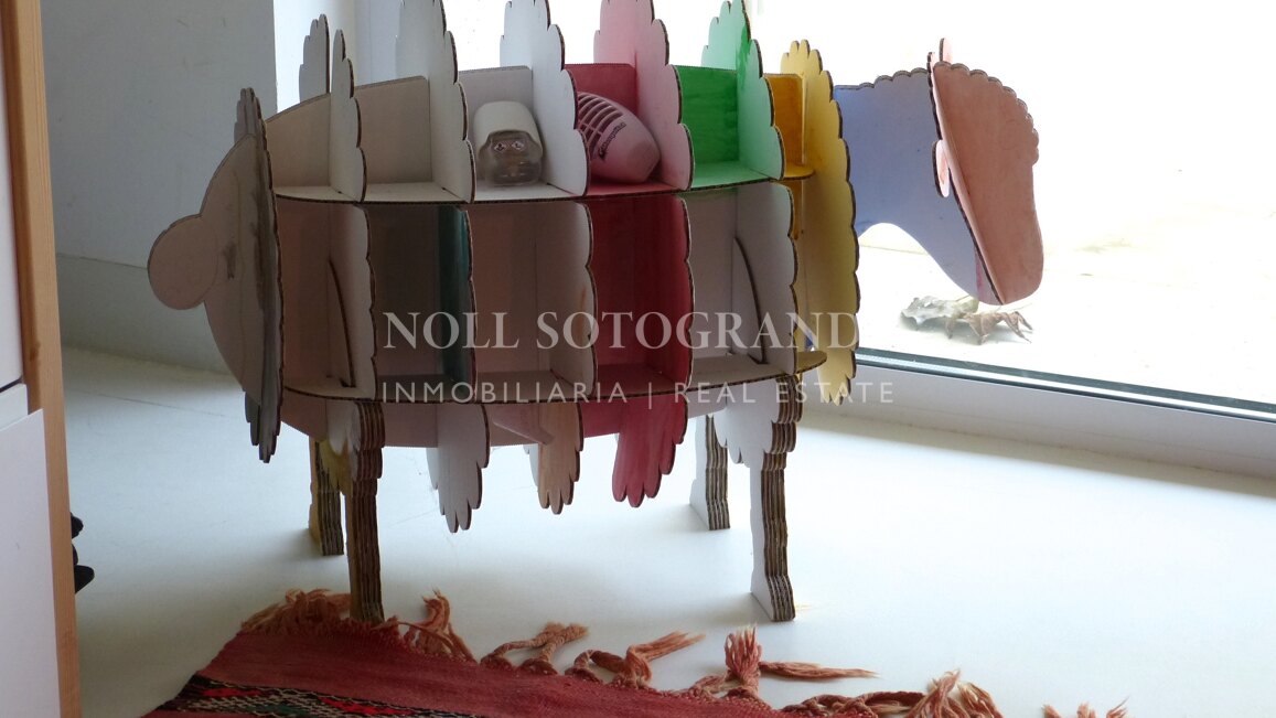 Moderne Erdgeschosswohnung in Pologardens Sotogrande zu vermieten.