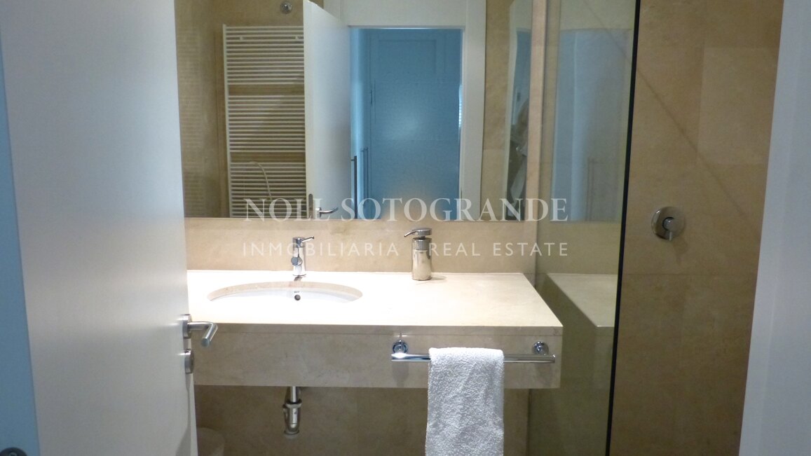 Moderne Erdgeschosswohnung in Pologardens Sotogrande zu vermieten.