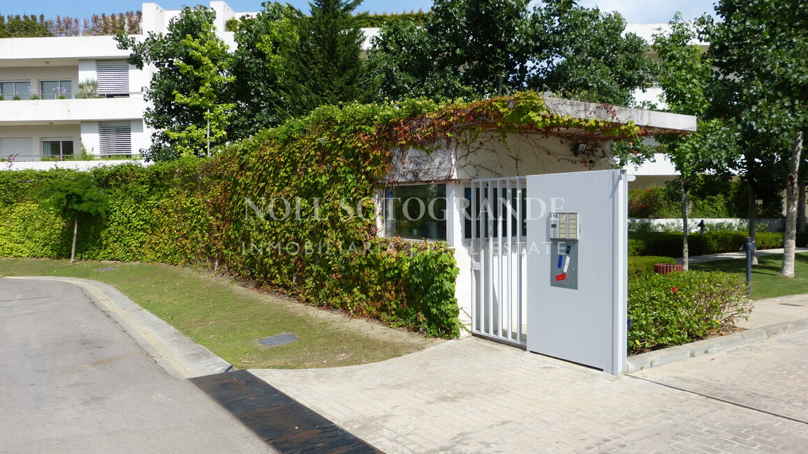 Moderne Erdgeschosswohnung in Pologardens Sotogrande zu vermieten.