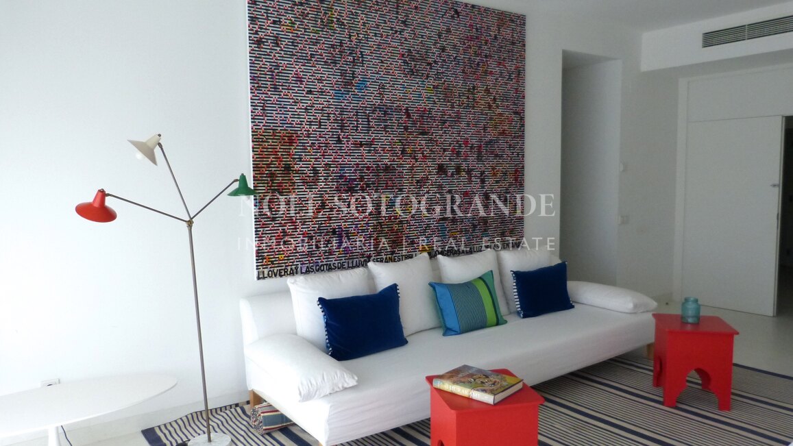 Moderne Erdgeschosswohnung in Pologardens Sotogrande zu vermieten.