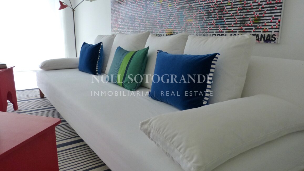 Moderne Erdgeschosswohnung in Pologardens Sotogrande zu vermieten.