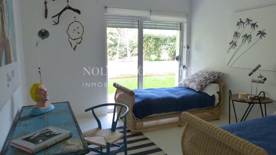 Moderne Erdgeschosswohnung in Pologardens Sotogrande zu vermieten.