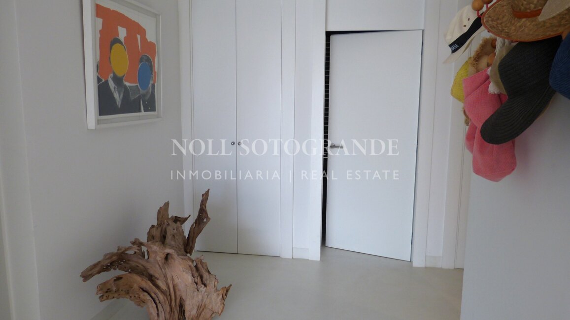 Moderne Erdgeschosswohnung in Pologardens Sotogrande zu vermieten.