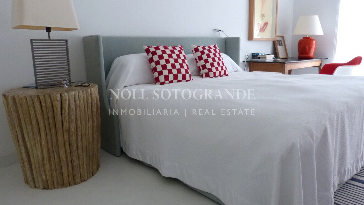 Moderne Erdgeschosswohnung in Pologardens Sotogrande zu vermieten.