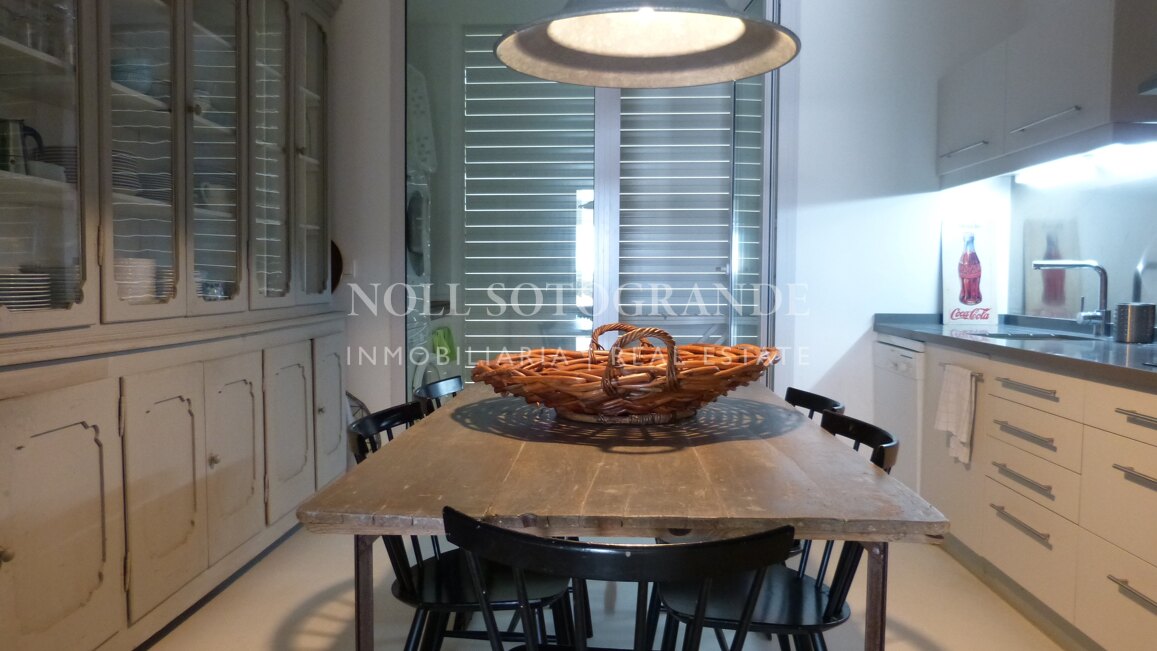 Moderne Erdgeschosswohnung in Pologardens Sotogrande zu vermieten.