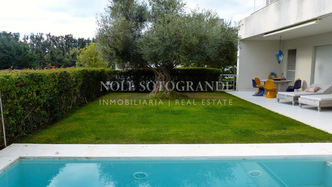 Moderne Erdgeschosswohnung in Pologardens Sotogrande zu vermieten.