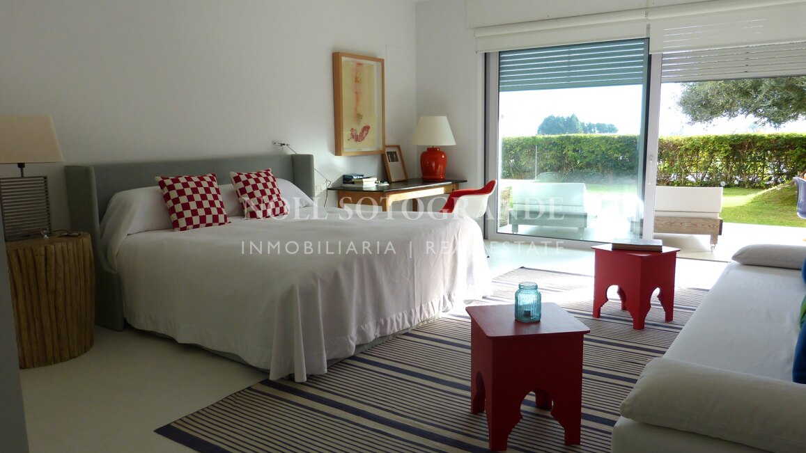 Moderne Erdgeschosswohnung in Pologardens Sotogrande zu vermieten.