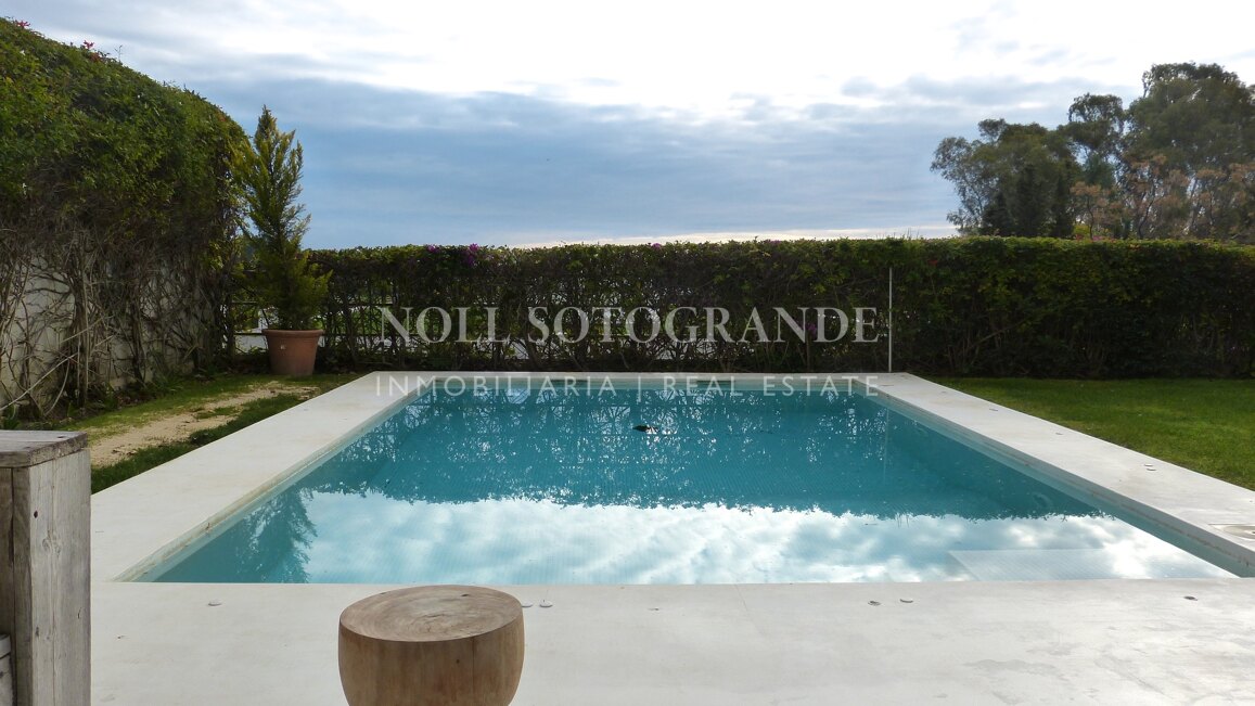 Moderne Erdgeschosswohnung in Pologardens Sotogrande zu vermieten.