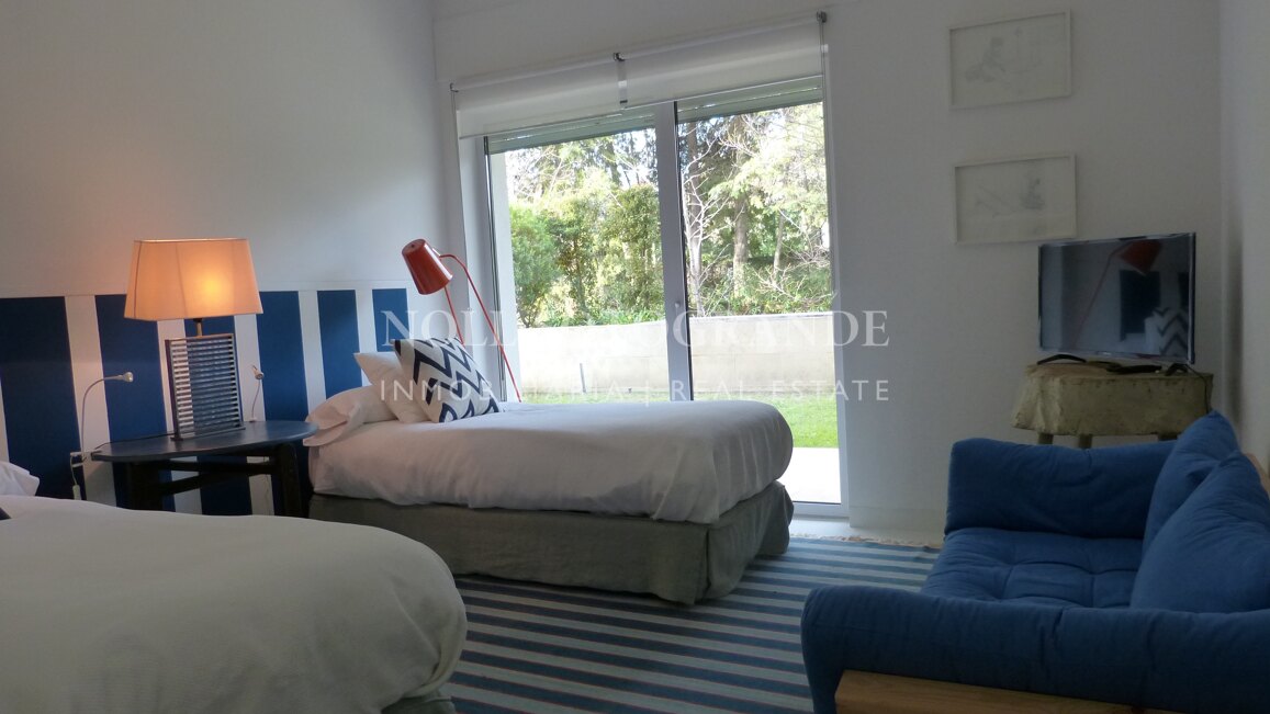 Moderne Erdgeschosswohnung in Pologardens Sotogrande zu vermieten.