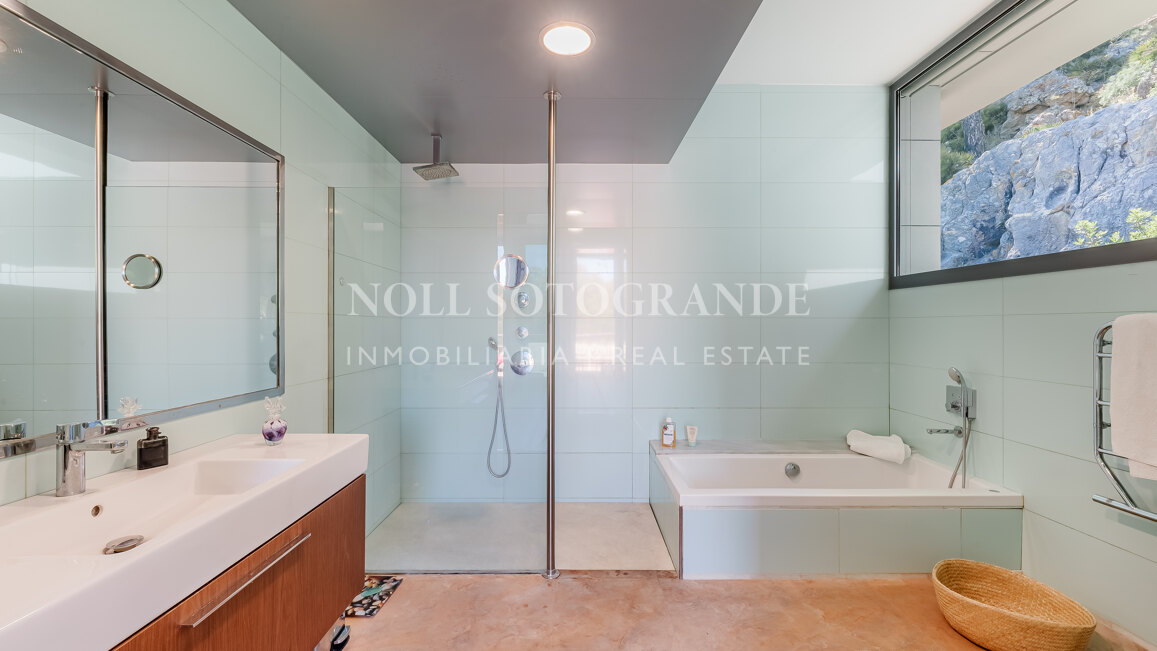 "Bond" Villa mit Meerblick La Reserva de Sotogrande