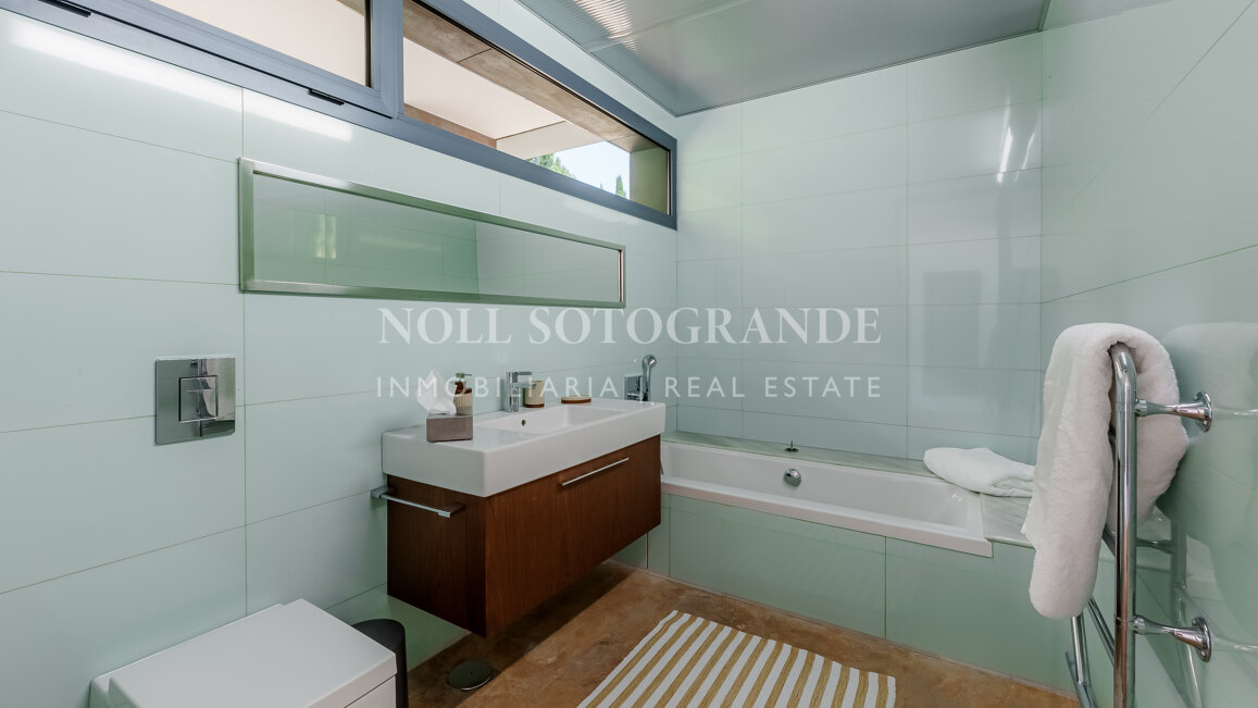 "Bond" Villa mit Meerblick La Reserva de Sotogrande