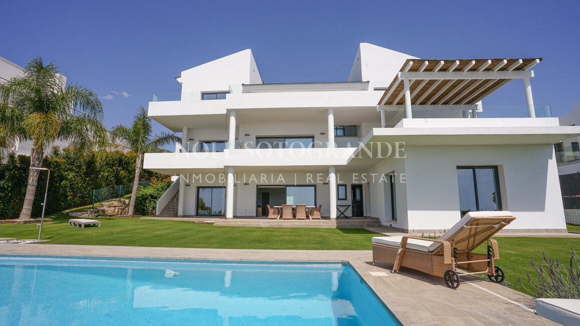 Villa mit traumhaftem Blick in Alcaidesa zu vermieten